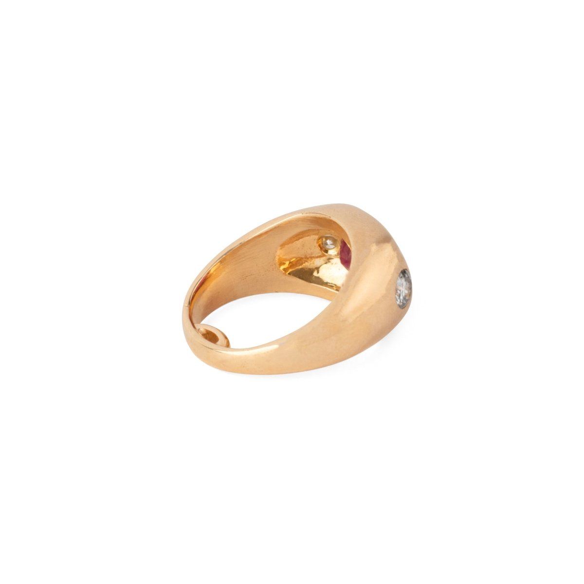 Bague en or jaune ornée d'un rubis épaulé de 2 diamants - Castafiore