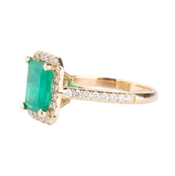 Bague en or jaune ornée d'une émeraude entourée de diamants - Castafiore