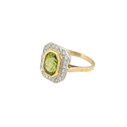 Bague en or jaune, péridot et diamants - Castafiore