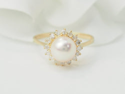 Bague en or jaune, perle de culture et diamants - Castafiore