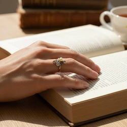 Bague en or jaune, perle et diamants - Castafiore