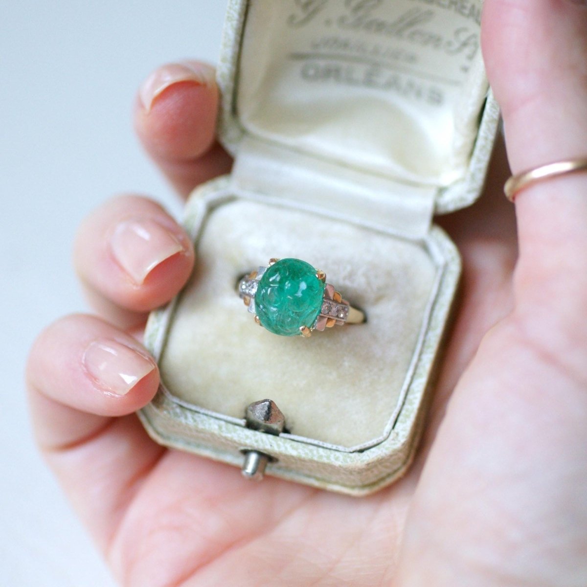 Bague en or jaune, platine, émeraude, et diamants - Castafiore