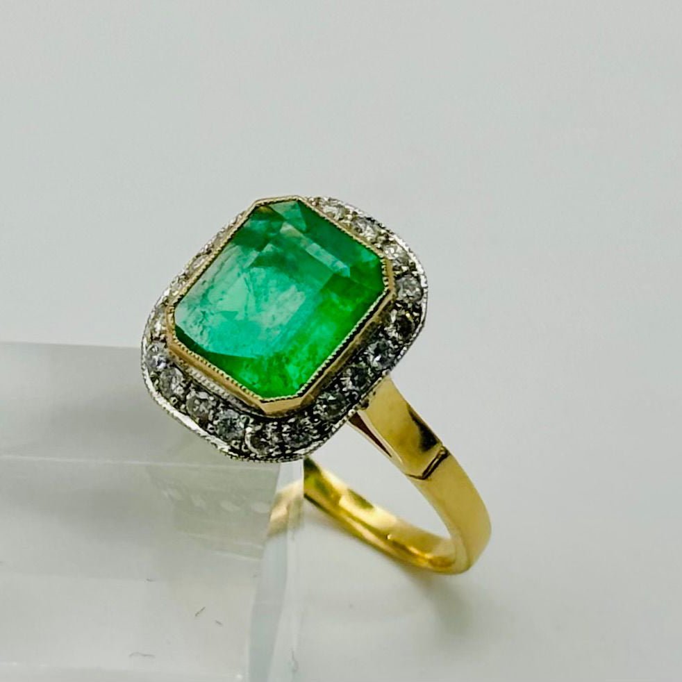 Bague en or jaune, platine, émeraude, et diamants - Castafiore