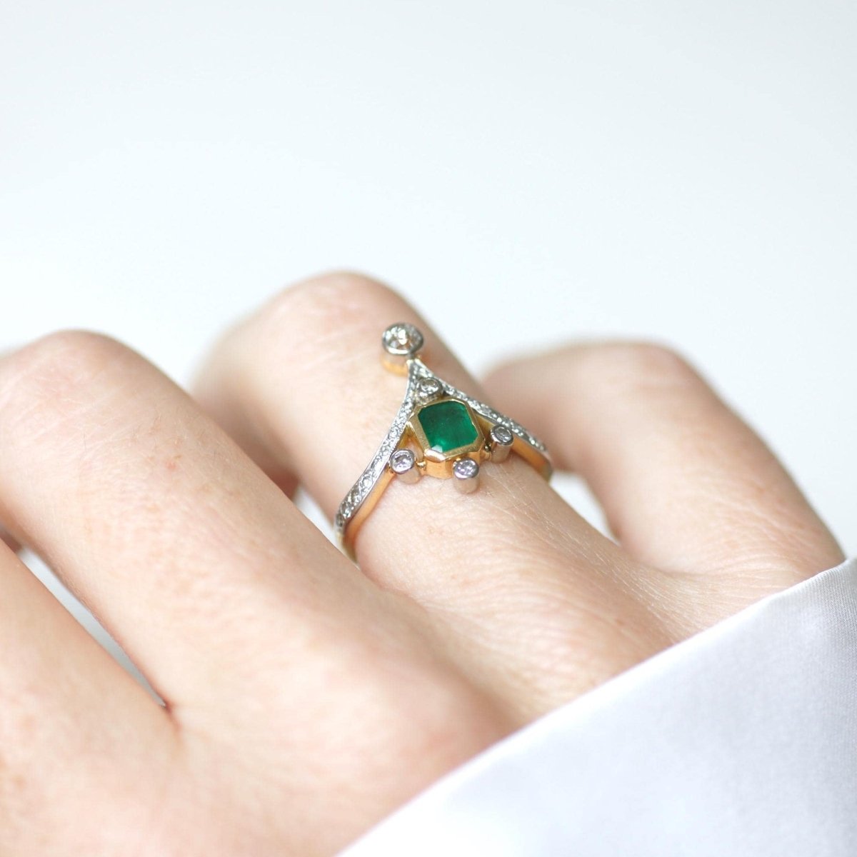 Bague en or jaune, platine, émeraude et diamants - Castafiore