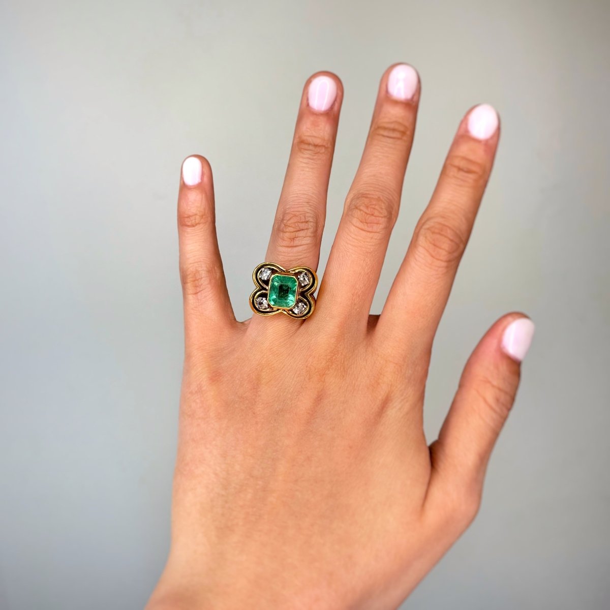 Bague en or jaune, platine, émeraudes et diamants - Castafiore