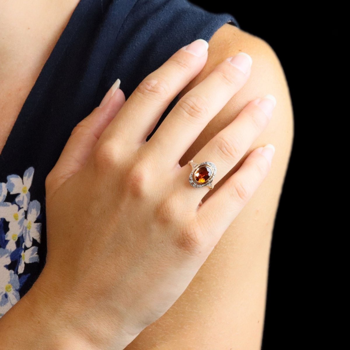 Bague en or jaune, platine, grenat et diamants - Castafiore