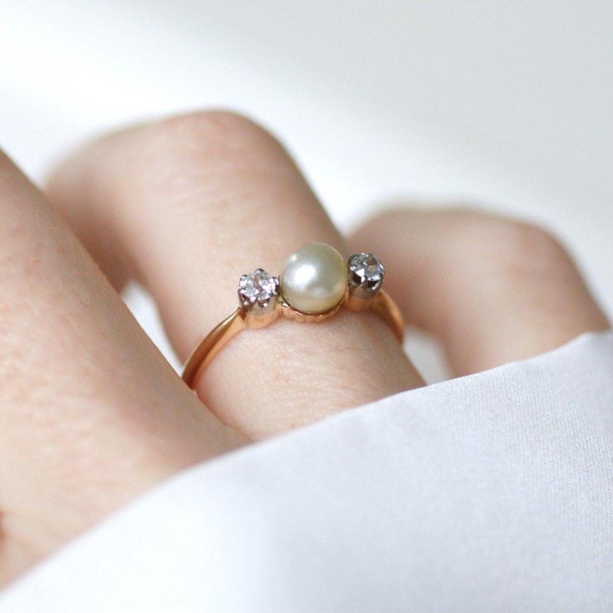 Bague en or jaune, platine, perle, et diamants - Castafiore