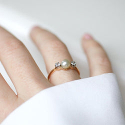 Bague en or jaune, platine, perle, et diamants - Castafiore