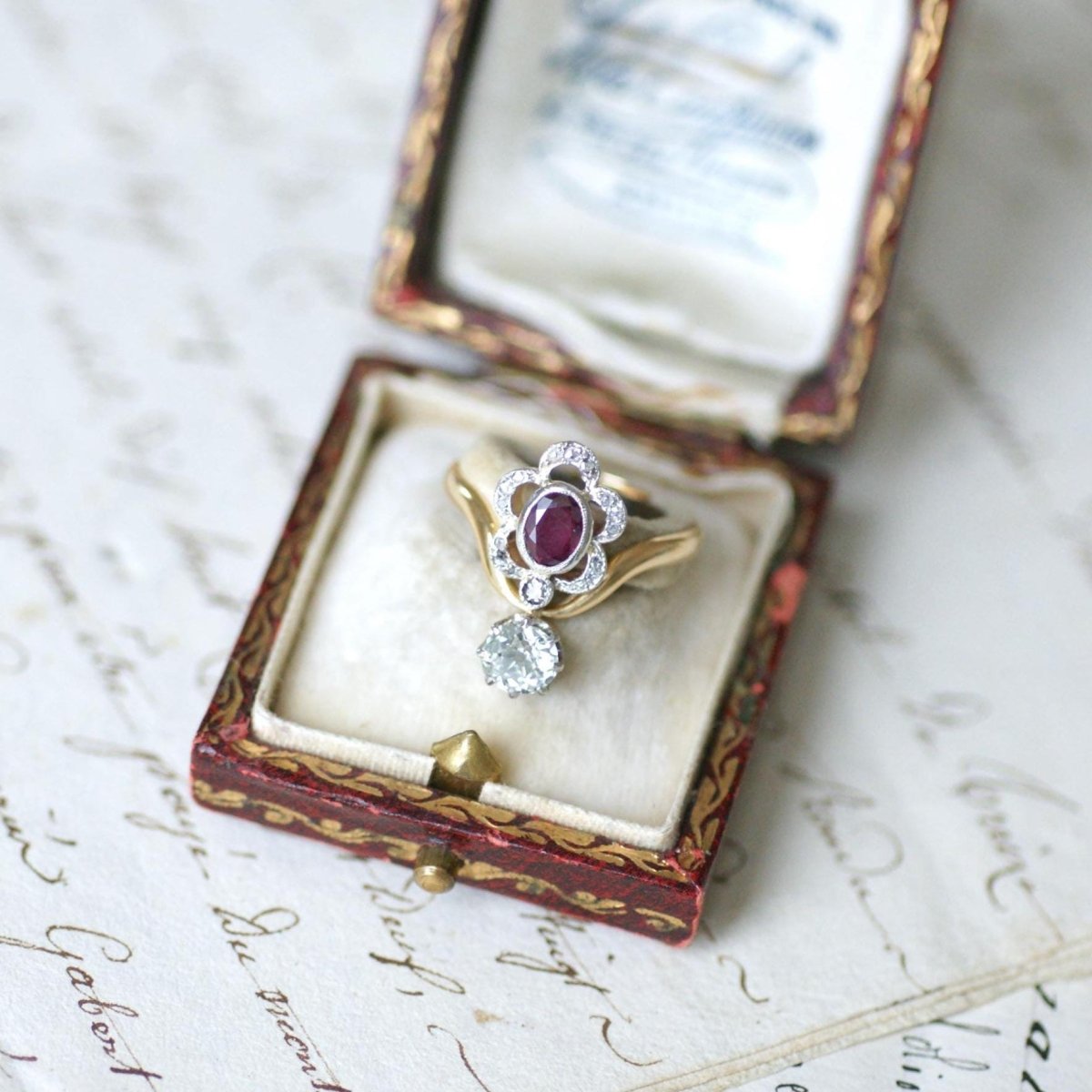 Bague en or jaune, platine, rubis, et diamants - Castafiore