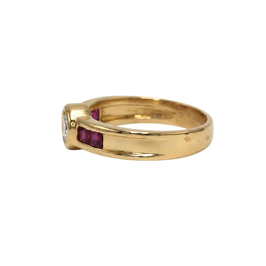 Bague en or jaune, rubis et diamant - Castafiore