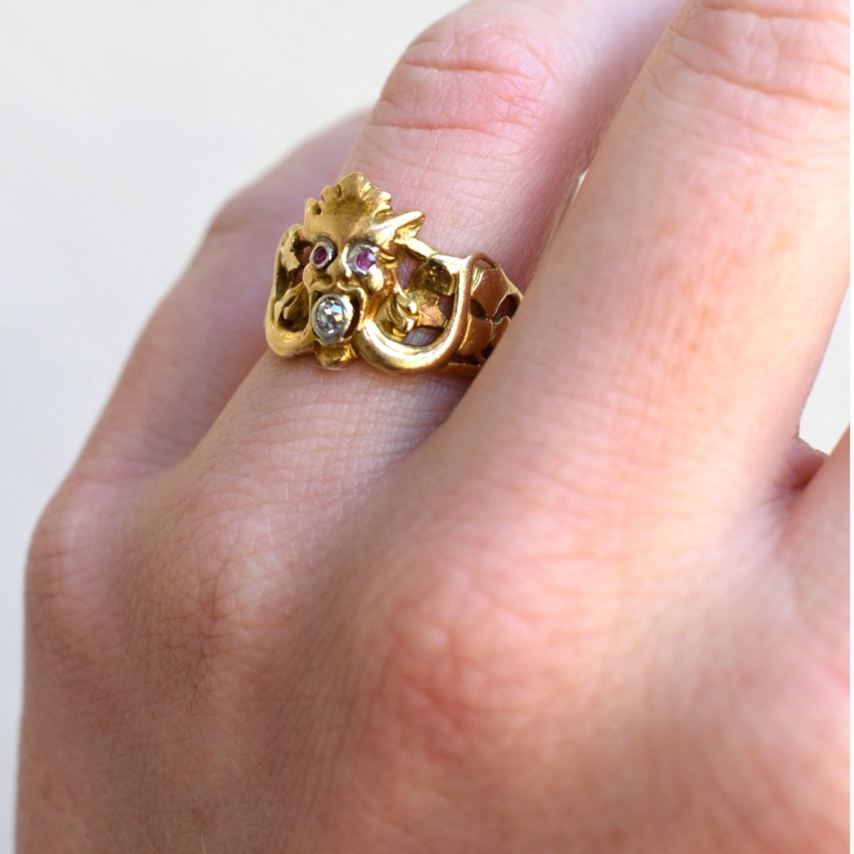Bague en or jaune, rubis et diamant - Castafiore