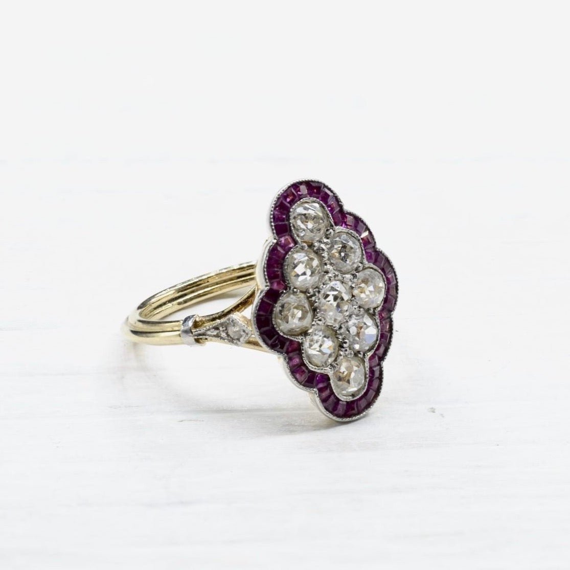 Bague en or jaune, rubis et diamants - Castafiore