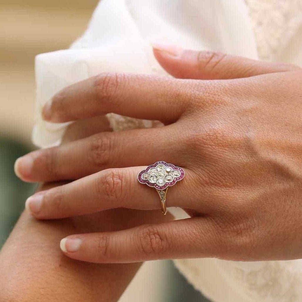 Bague en or jaune, rubis et diamants - Castafiore