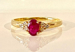 Bague en or jaune, rubis et diamants - Castafiore