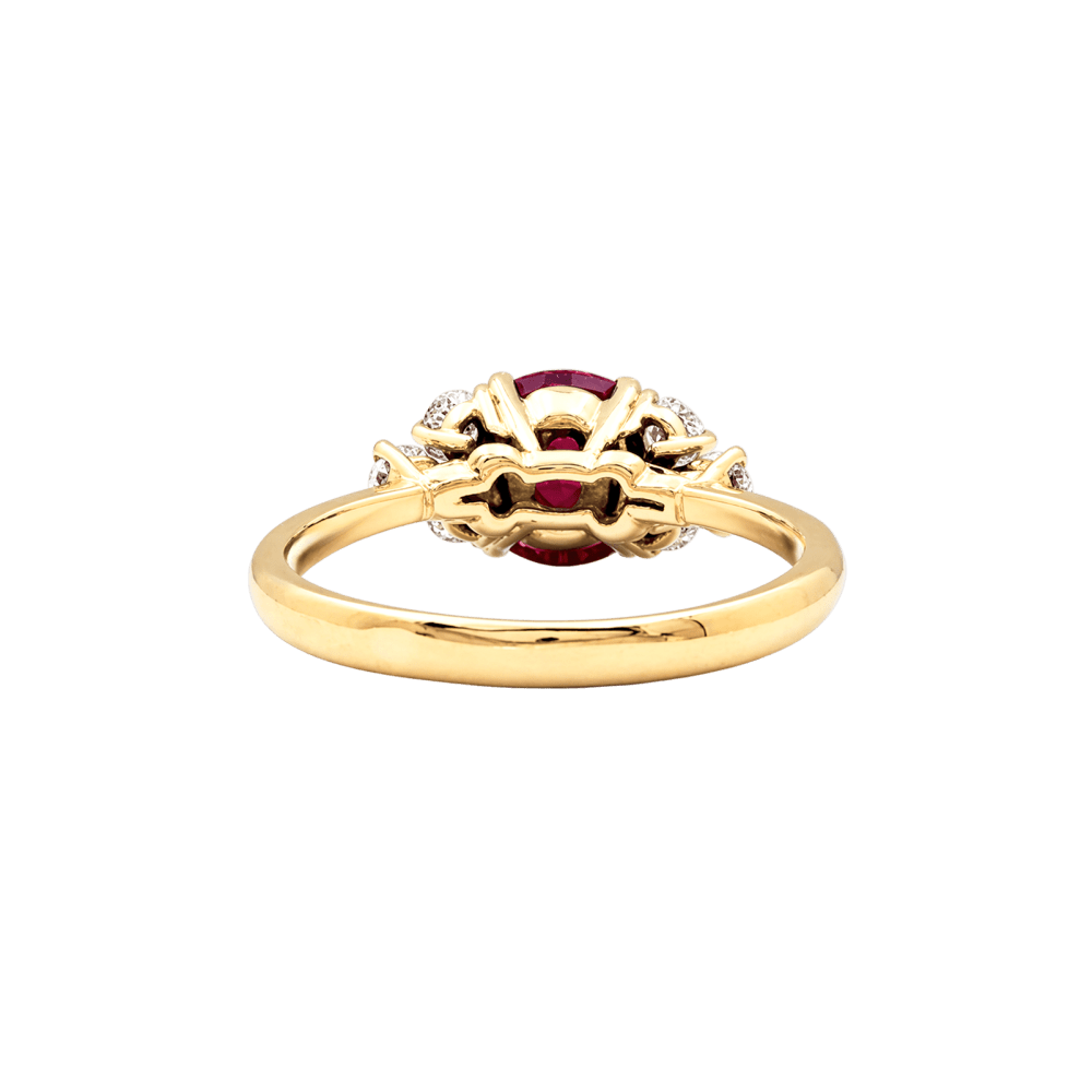 Bague en or jaune, rubis et diamants - Castafiore