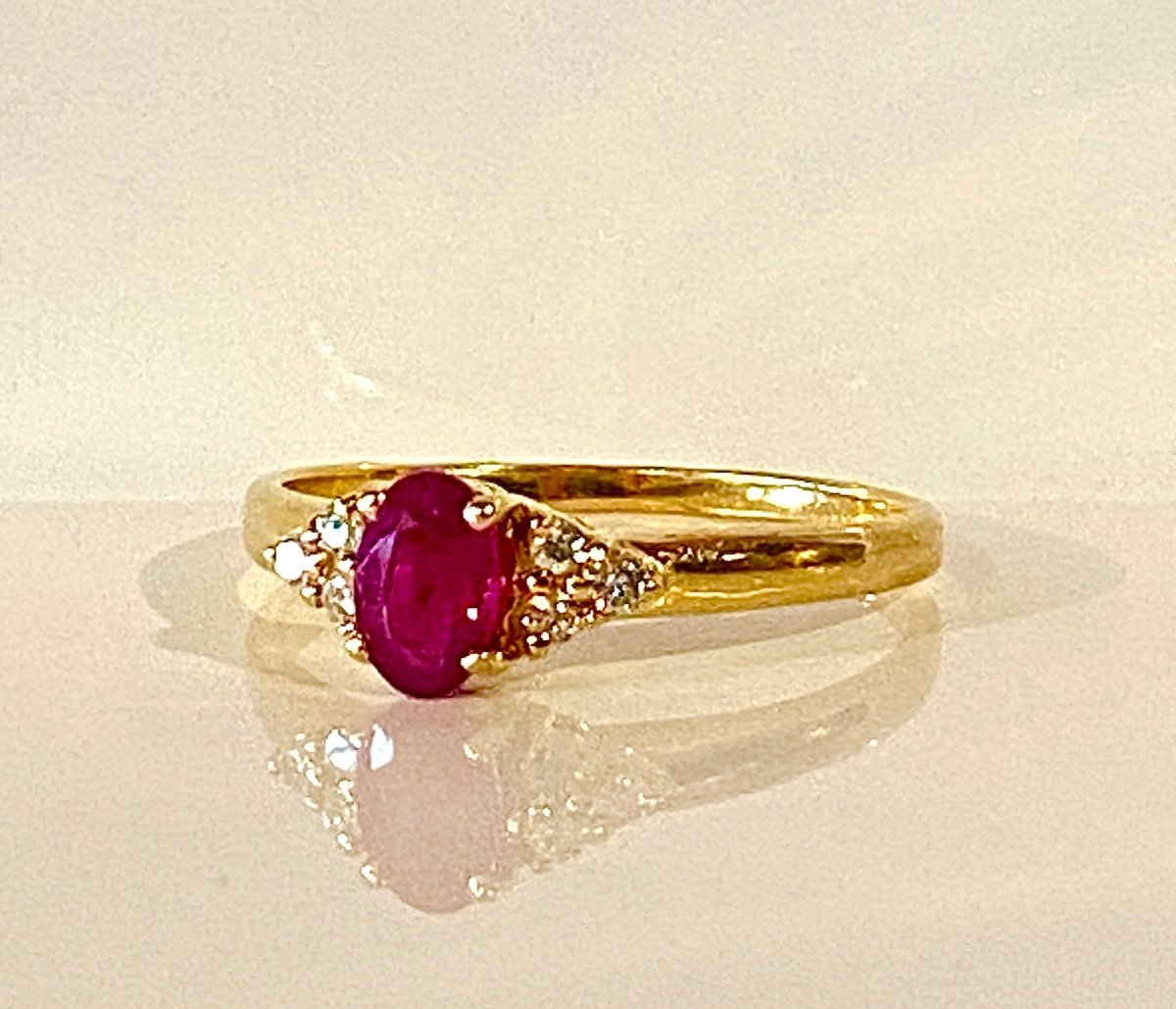 Bague en or jaune, rubis et diamants - Castafiore