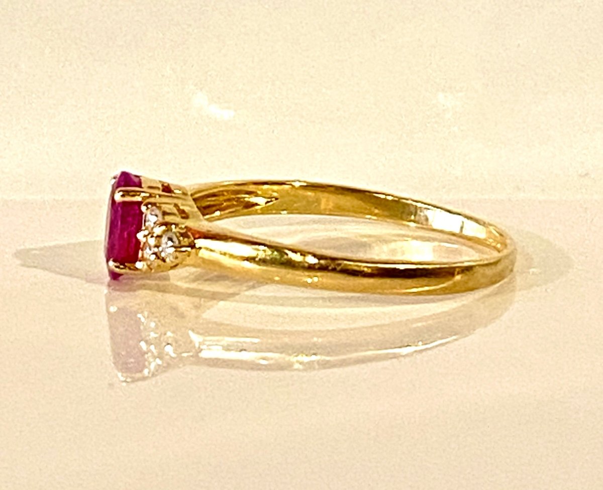 Bague en or jaune, rubis et diamants - Castafiore