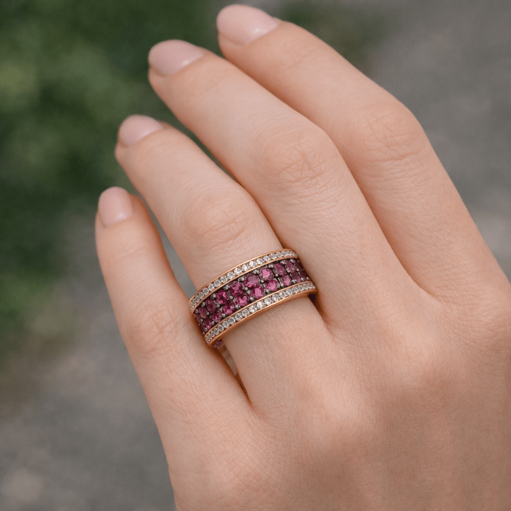 Bague en or jaune, rubis et diamants - Castafiore