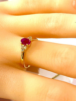 Bague en or jaune, rubis et diamants - Castafiore