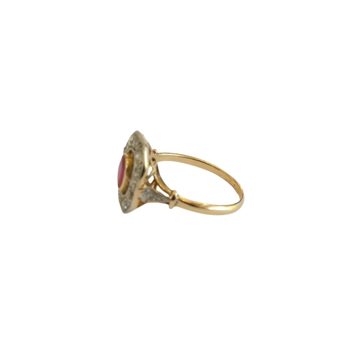 Bague en or jaune, rubis et diamants - Castafiore