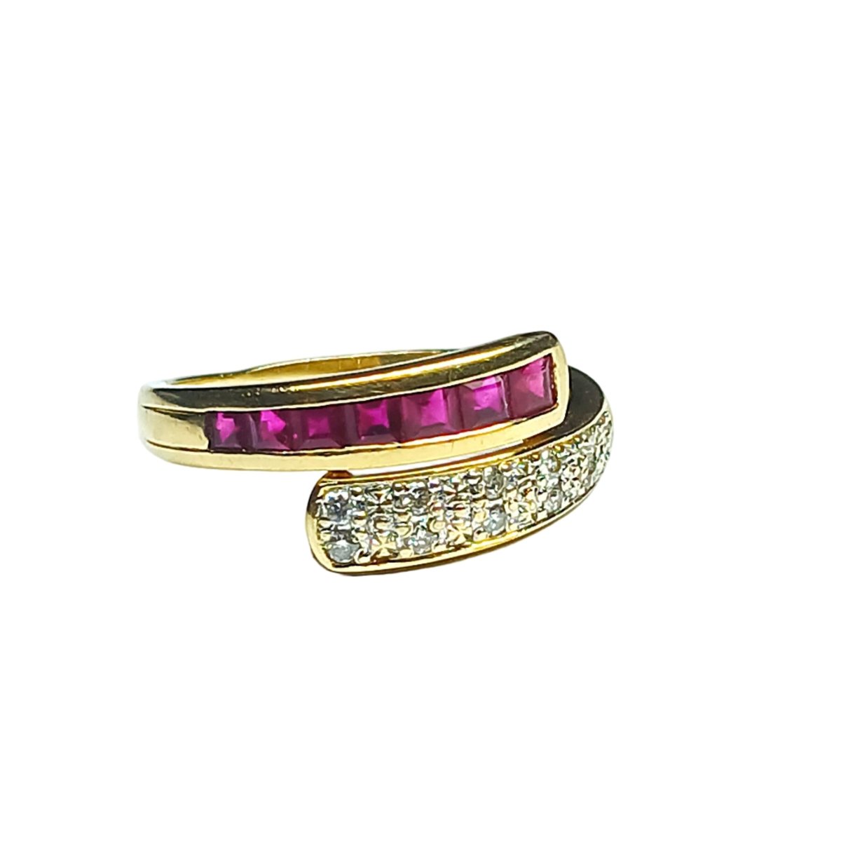Bague en or jaune, rubis et diamants - Castafiore