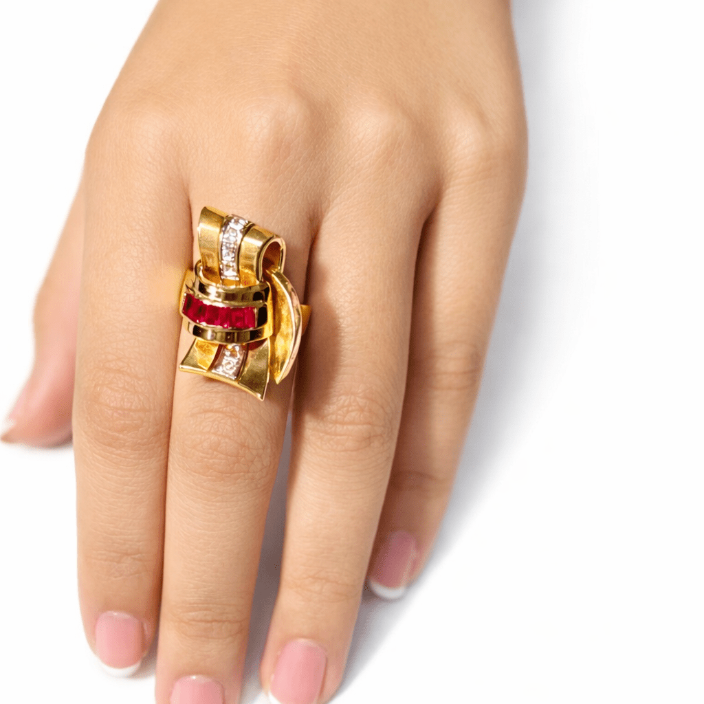 Bague en or jaune, rubis et diamants - Castafiore