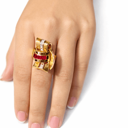 Bague en or jaune, rubis et diamants - Castafiore