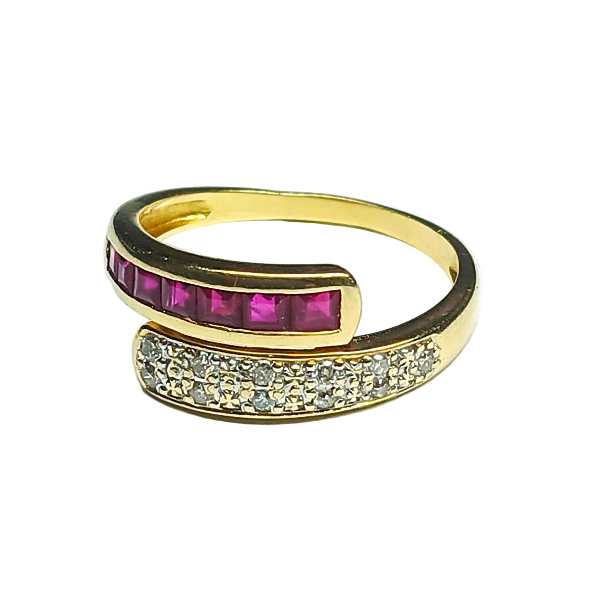 Bague en or jaune, rubis et diamants - Castafiore