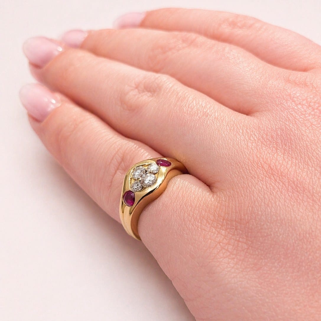 Bague en or jaune, rubis et diamants - Castafiore