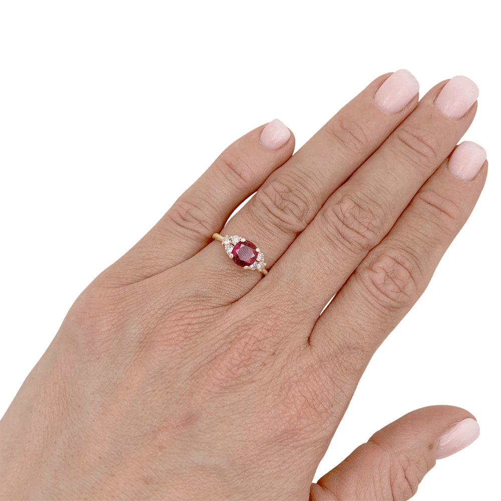 Bague en or jaune, rubis et diamants - Castafiore