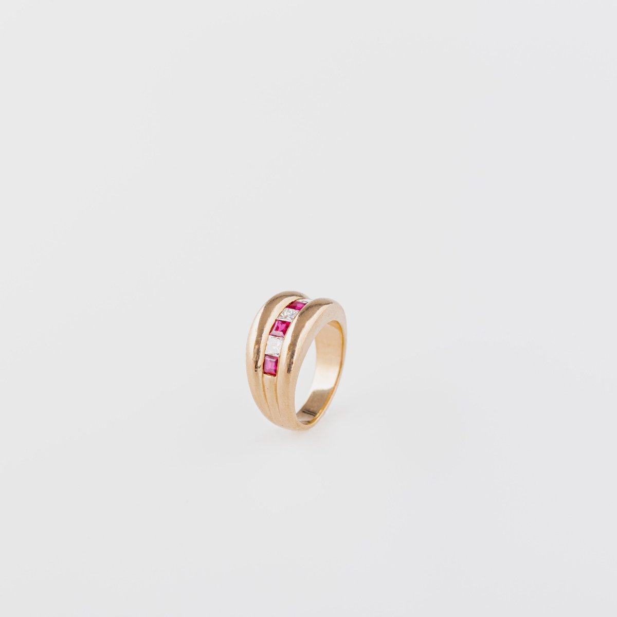 Bague en or jaune, rubis et diamants - Castafiore