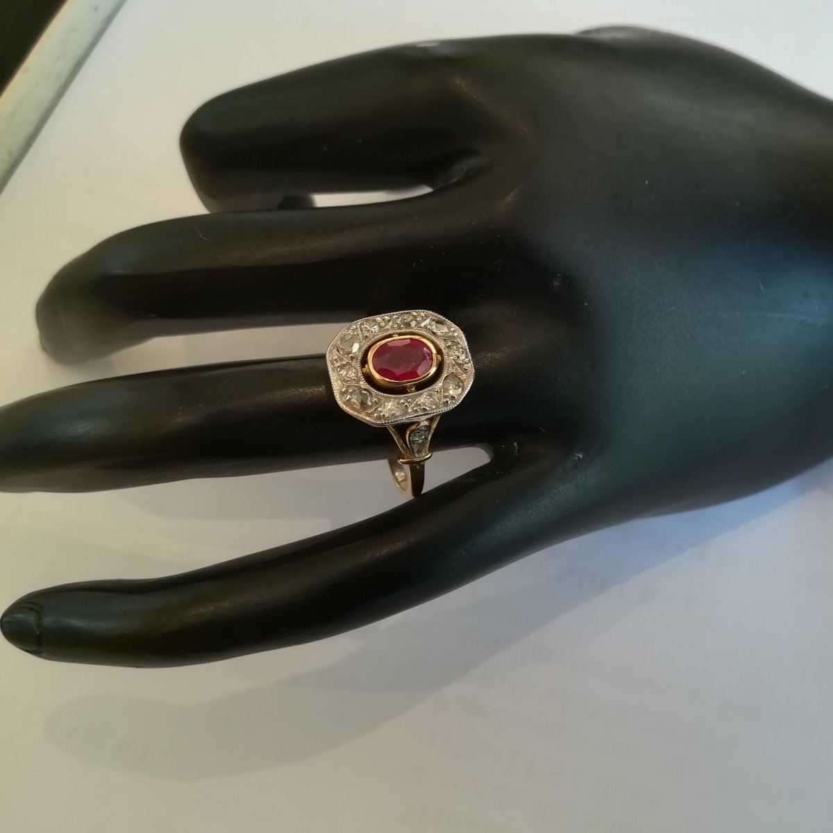 Bague en or jaune, rubis et diamants - Castafiore