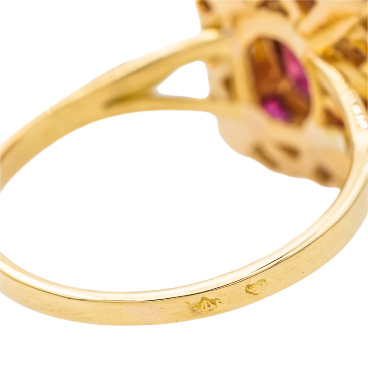 Bague en or jaune, rubis et diamants - Castafiore