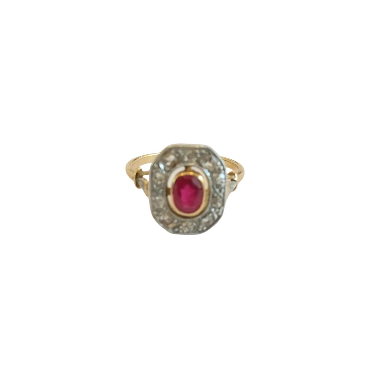 Bague en or jaune, rubis et diamants - Castafiore