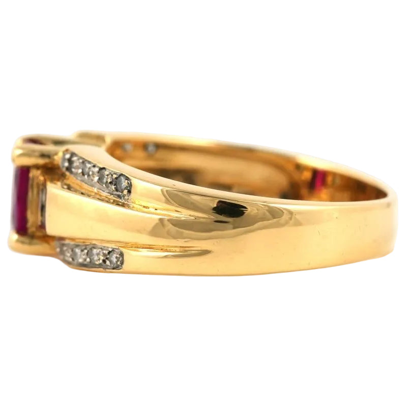 Bague en or jaune, rubis et diamants - Castafiore