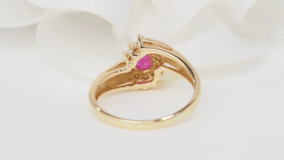 Bague en or jaune, rubis et diamants - Castafiore