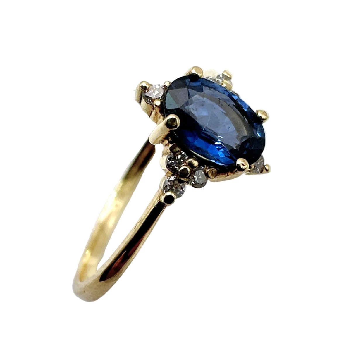 Bague en or jaune, saphir bleu, et diamants - Castafiore