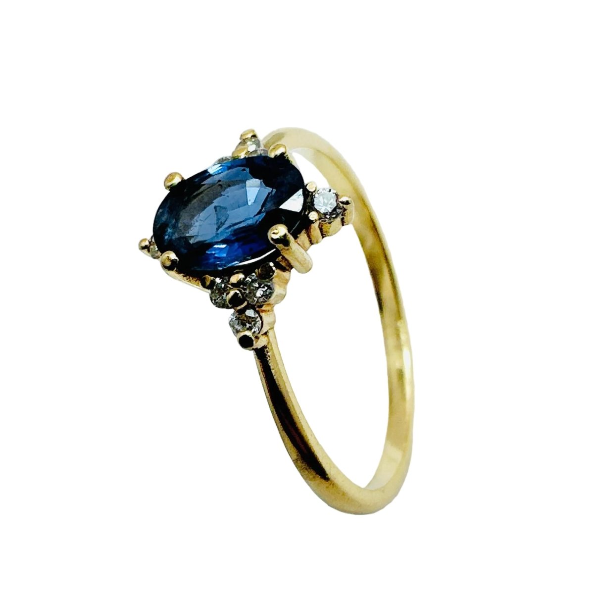Bague en or jaune, saphir bleu, et diamants - Castafiore