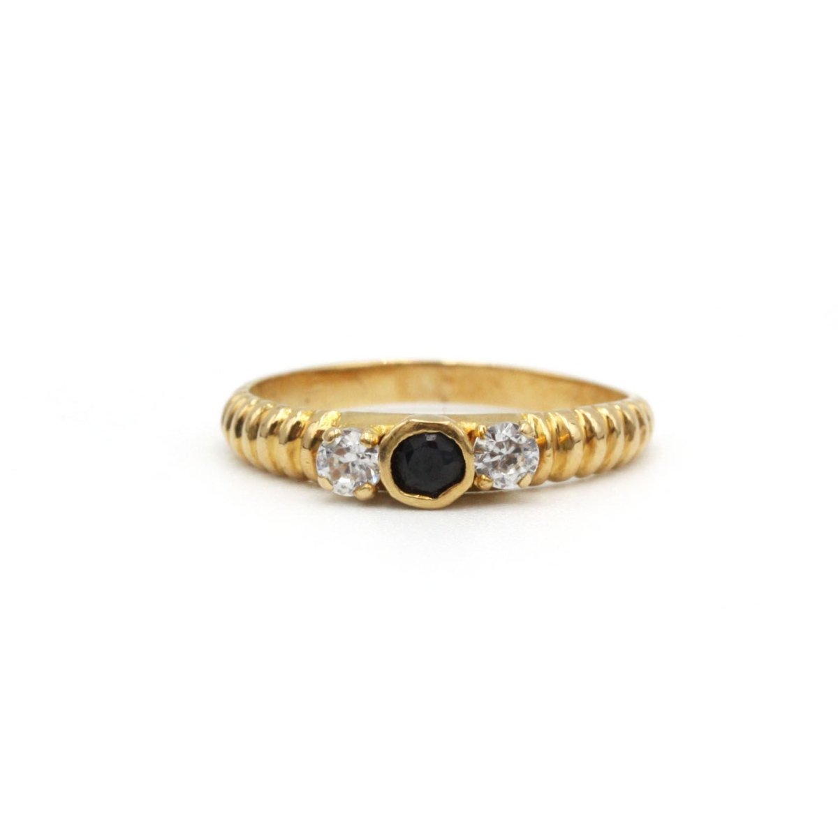 Bague en or jaune, saphir et diamants - Castafiore