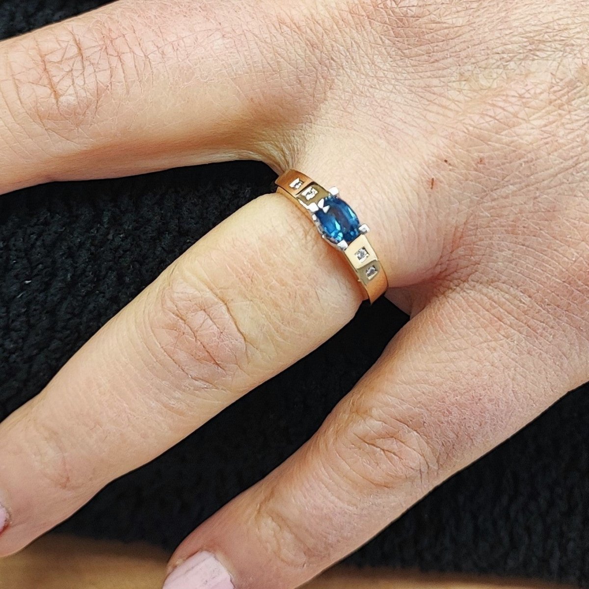 Bague en or jaune, saphir, et diamants - Castafiore