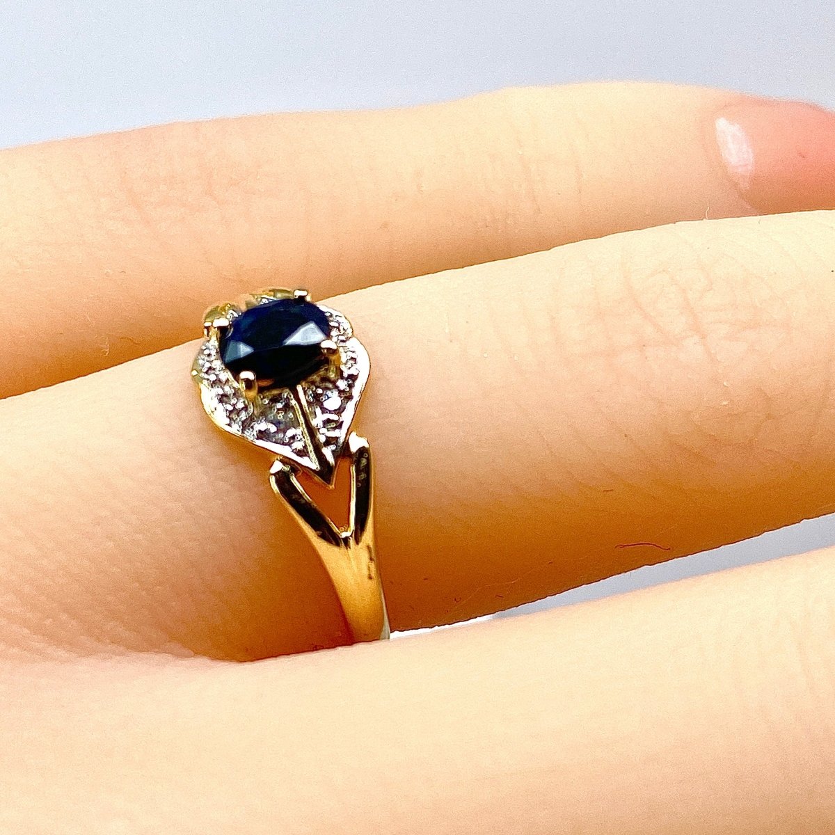 Bague en or jaune, saphir et diamants - Castafiore