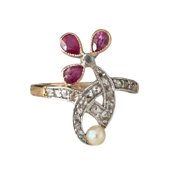 Bague en or rose, platine, rubis, perle et diamants - Castafiore