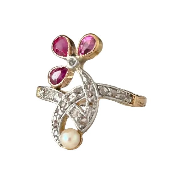 Bague en or rose, platine, rubis, perle et diamants - Castafiore