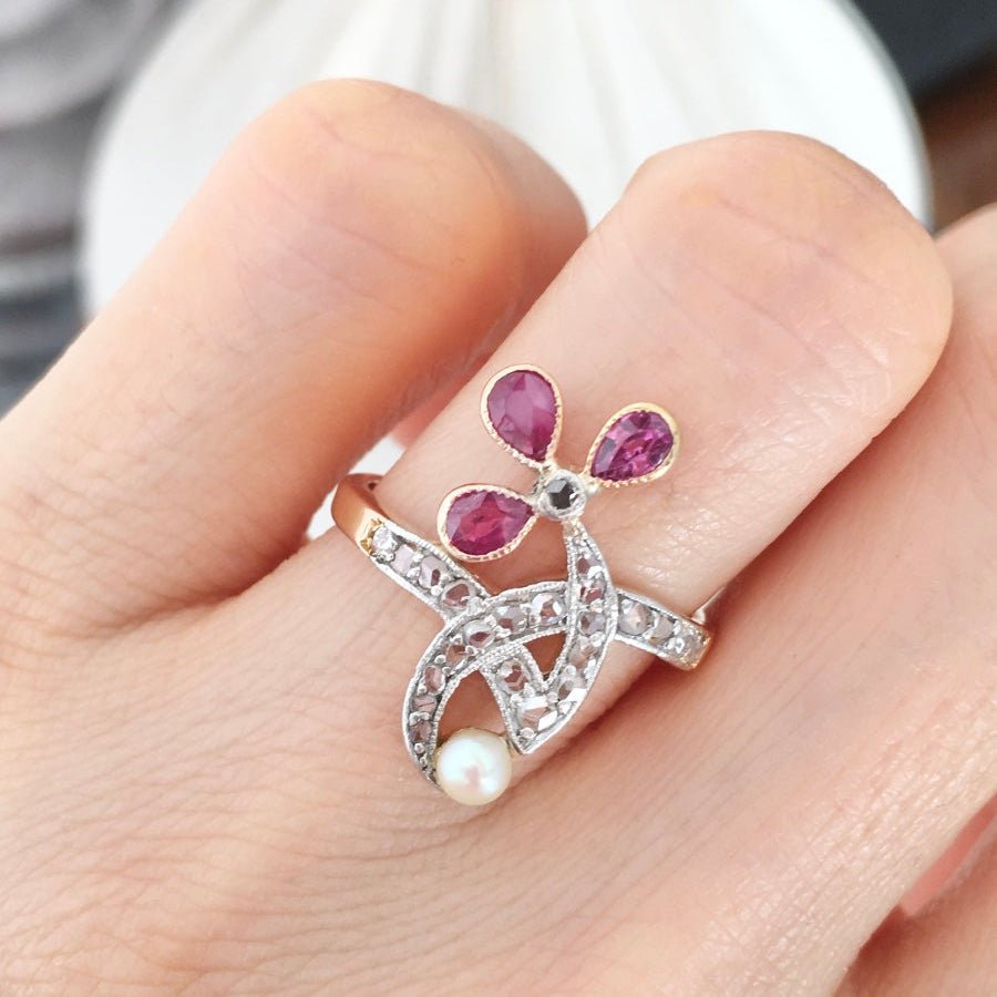 Bague en or rose, platine, rubis, perle et diamants - Castafiore