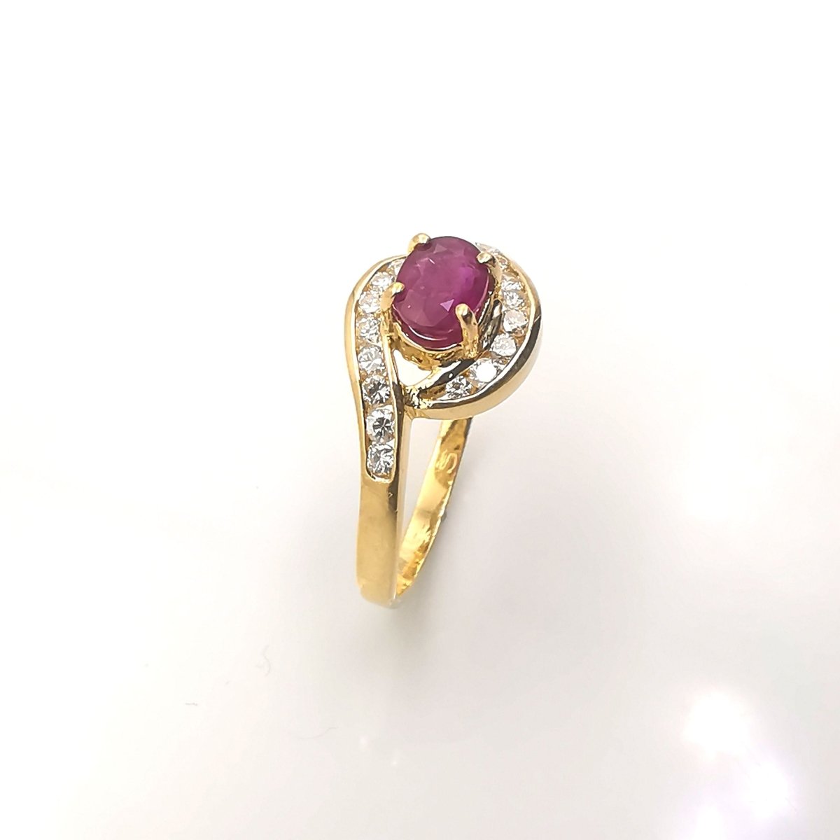 Bague en or sertie d'un rubis et diamants - Castafiore