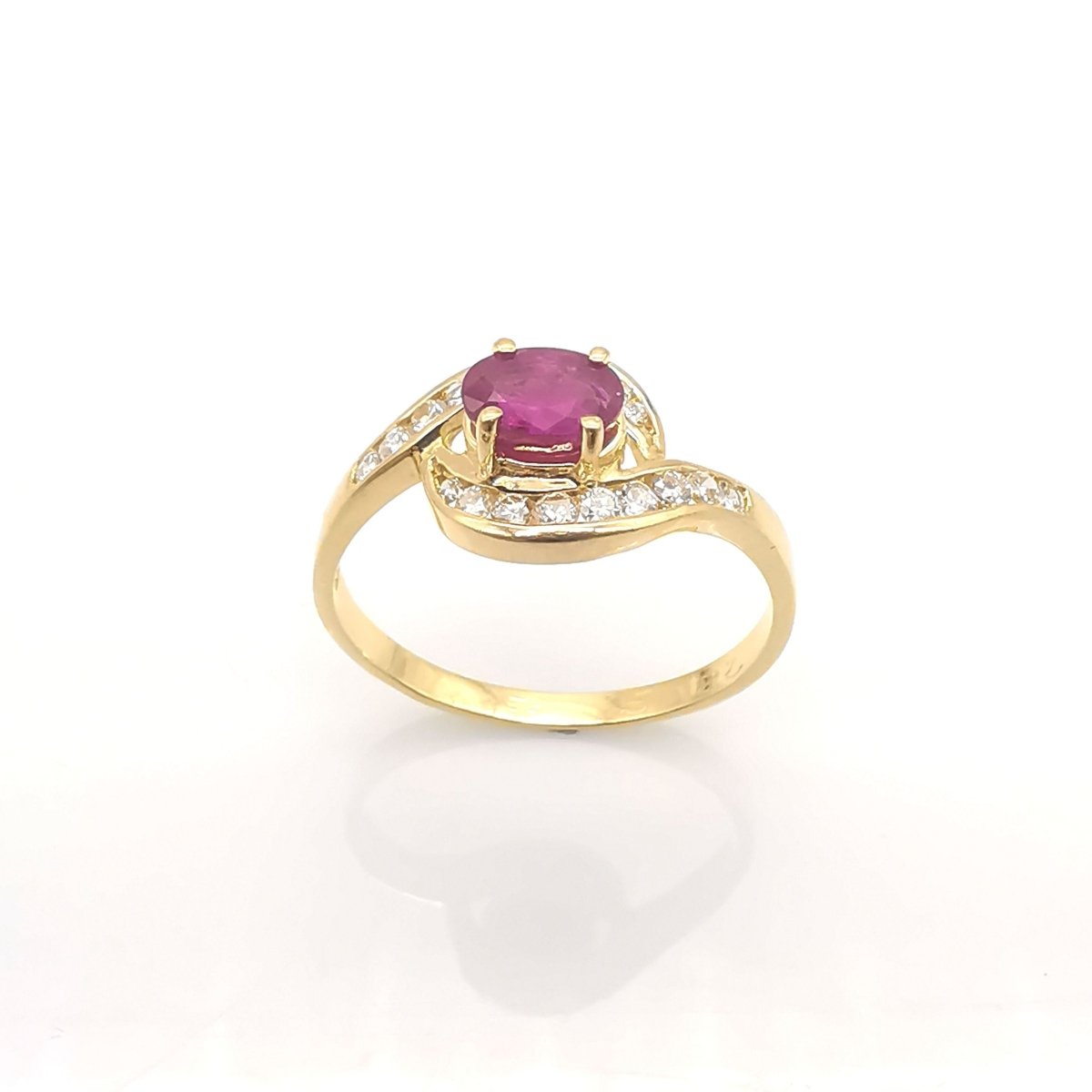 Bague en or sertie d'un rubis et diamants - Castafiore