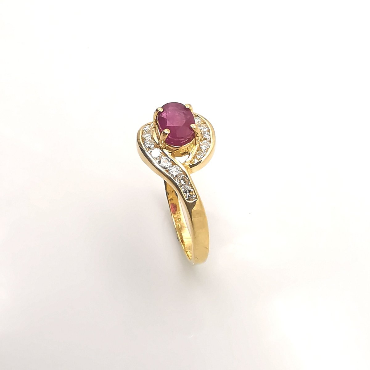 Bague en or sertie d'un rubis et diamants - Castafiore