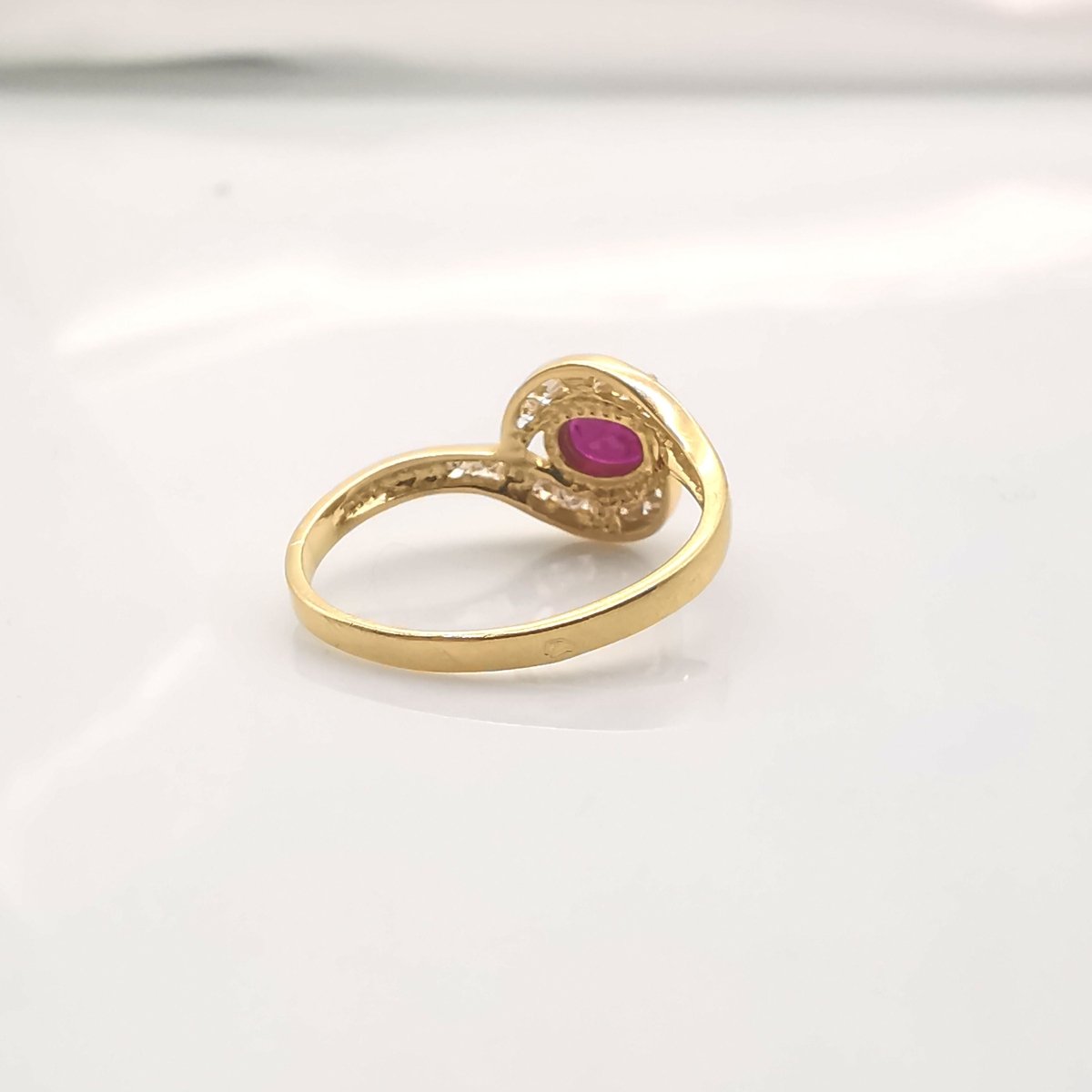 Bague en or sertie d'un rubis et diamants - Castafiore