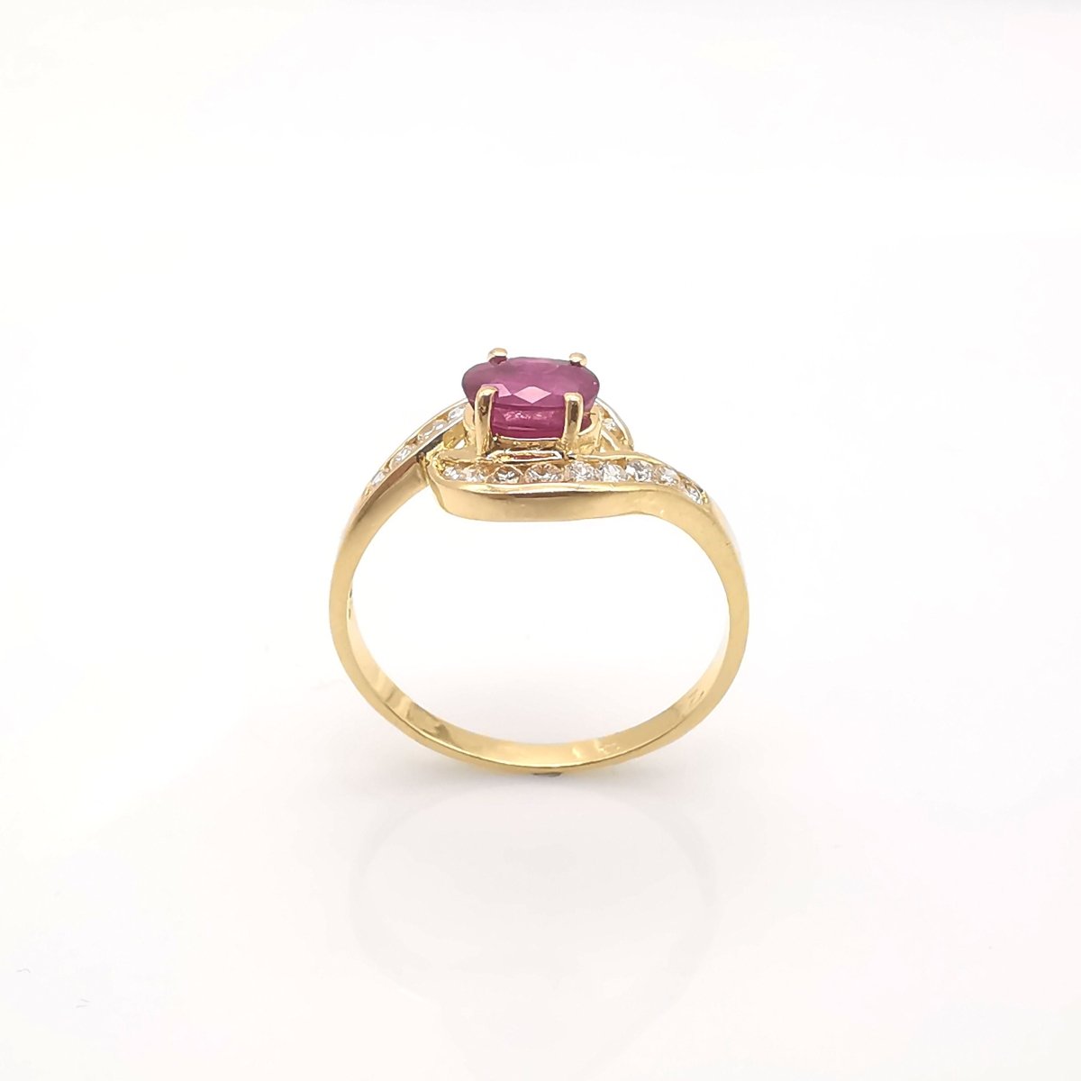 Bague en or sertie d'un rubis et diamants - Castafiore