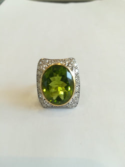 Bague en ors de couleurs, péridot et diamants - Castafiore